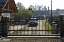 Posuvná brána s kovanými prvky u RD na Vysočině