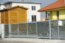 Posuvná brána a branka s výplní z děrovaného plechu u RD v Jihlavě